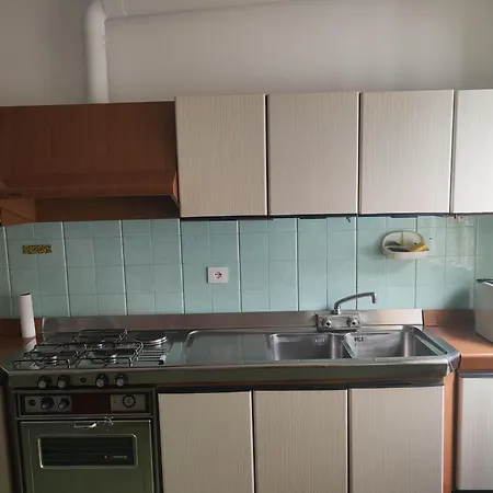 Apartment Housecurti1 *